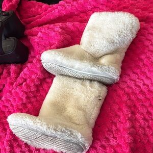 LC Lauren Conrad Cream Furry Slippers